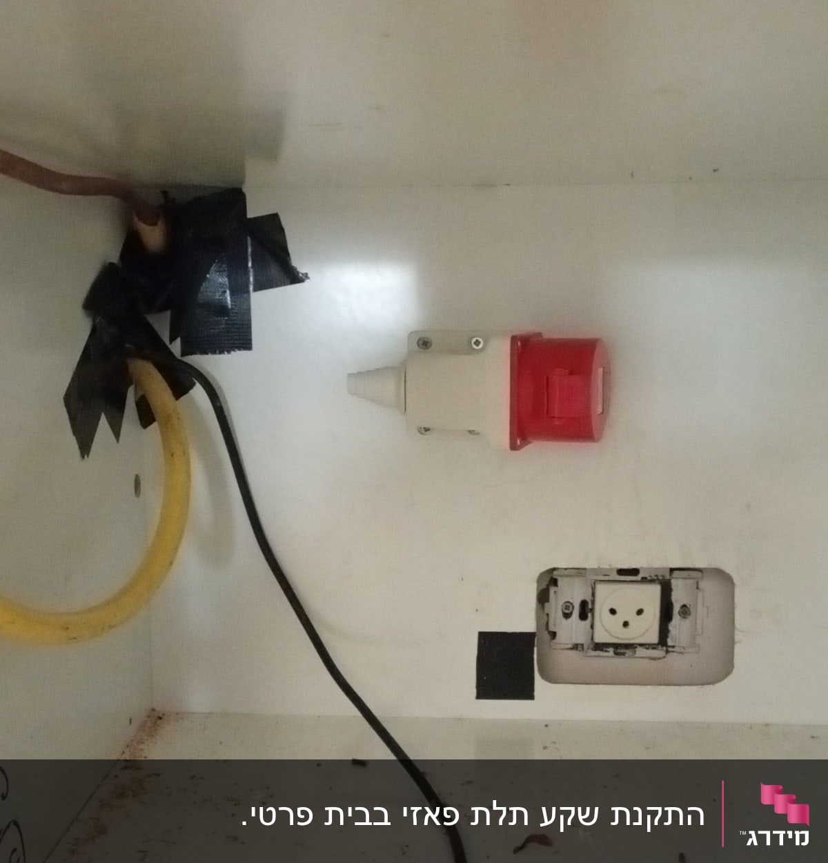 שקע חשמל, תקע וכבל חשמלי עם בידוד שחור